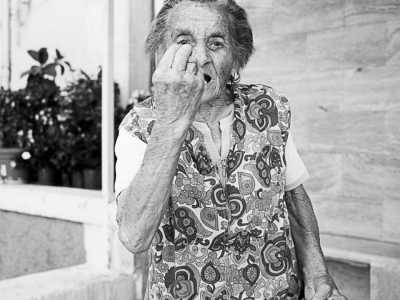 "Ce u�?" - Significa "che vuoi?" ed � forse il gesto pi� diffuso. Si realizza unendo le punte delle dita verso l'alto: la mano � quindi chiusa "a cono"